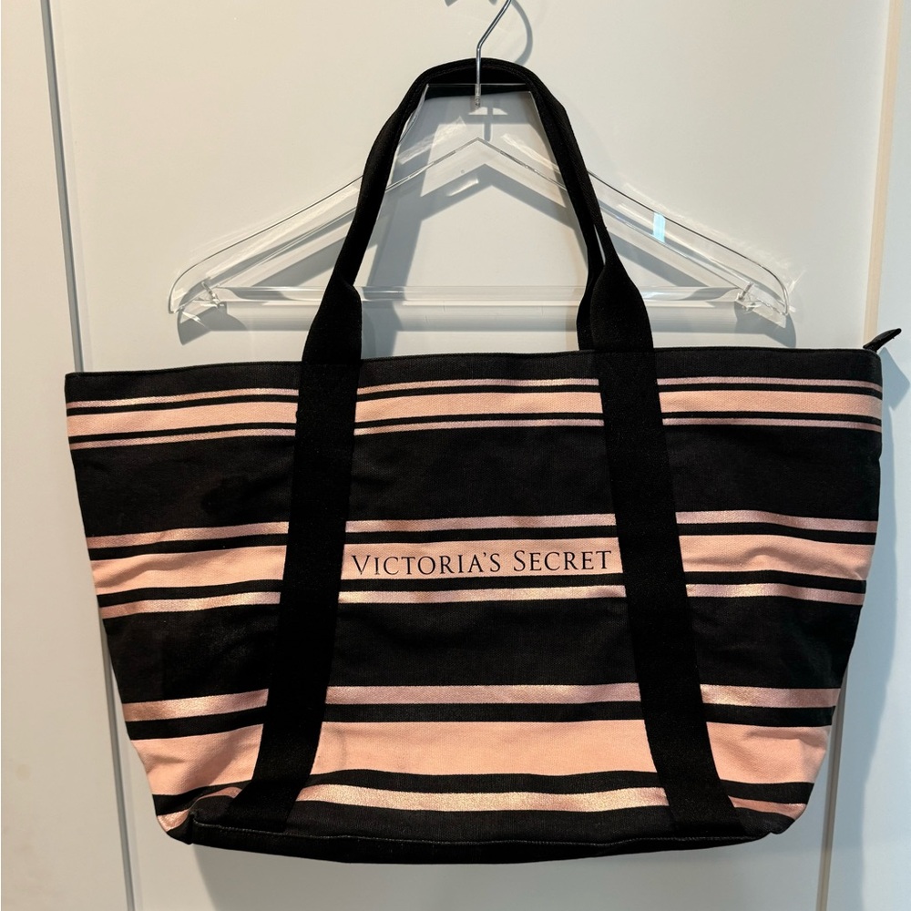 VICTORIA'S SECRET WEEKENDER BAG